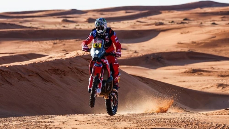 O Adrien Van Beveren οδηγεί το 1-2 της Honda στην 5η Ειδική του Dakar